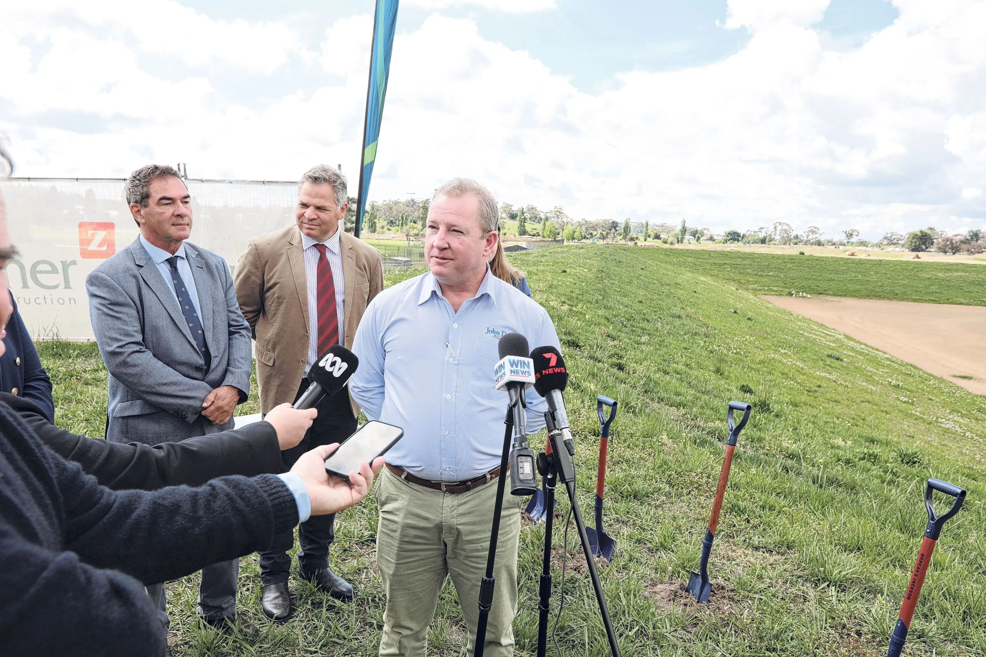 <p>Ben Davis, the son of the late John Davis, at the site of the future John Davis Stadium with Orange Mayor Tony Mileto (left) and State Member for Orange Phil Donato.</p>\\n