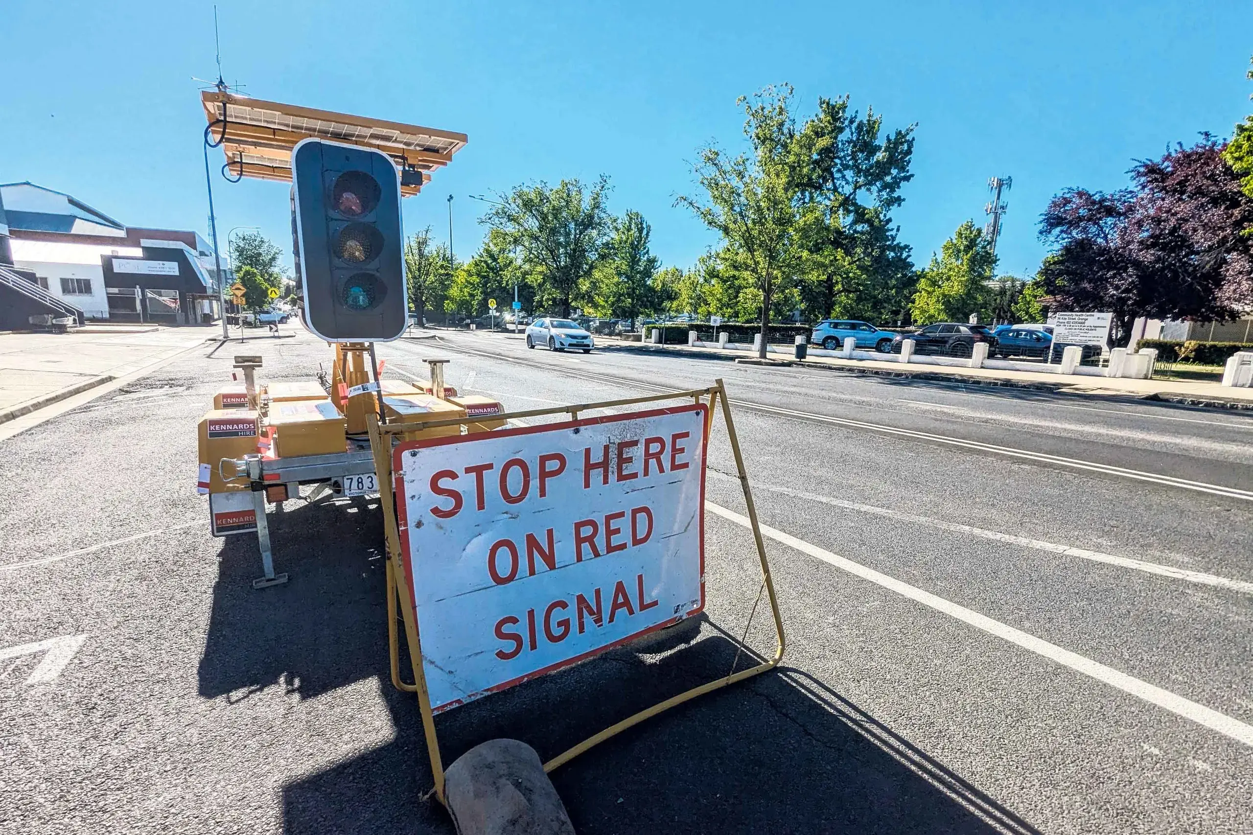 <p>Council is trialling a portable traffic signal in Kite Street to help ease Christmas shopping congestion.</p>\\n