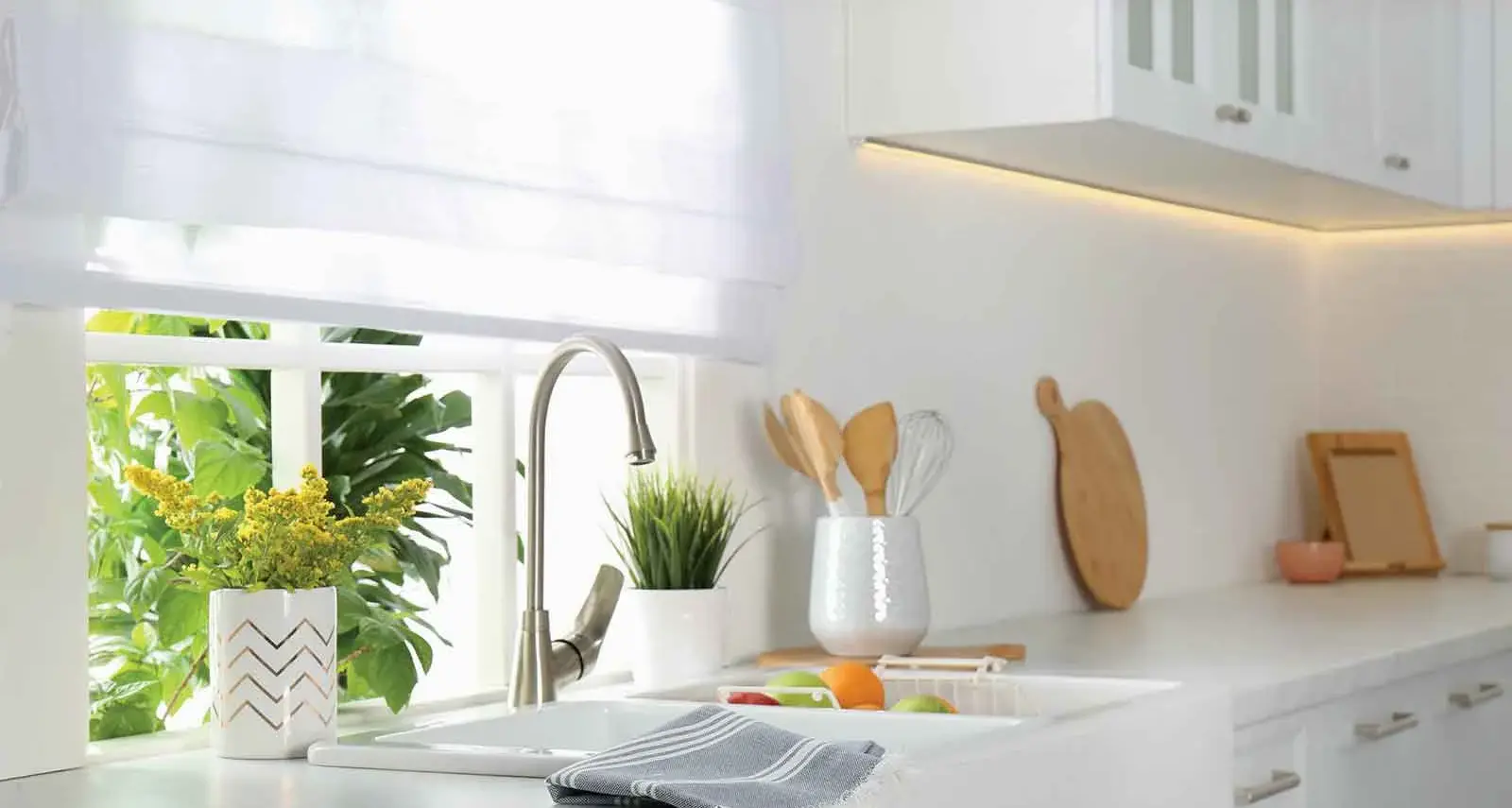 What window coverings should I use in the kitchen? Expert tips for practical style