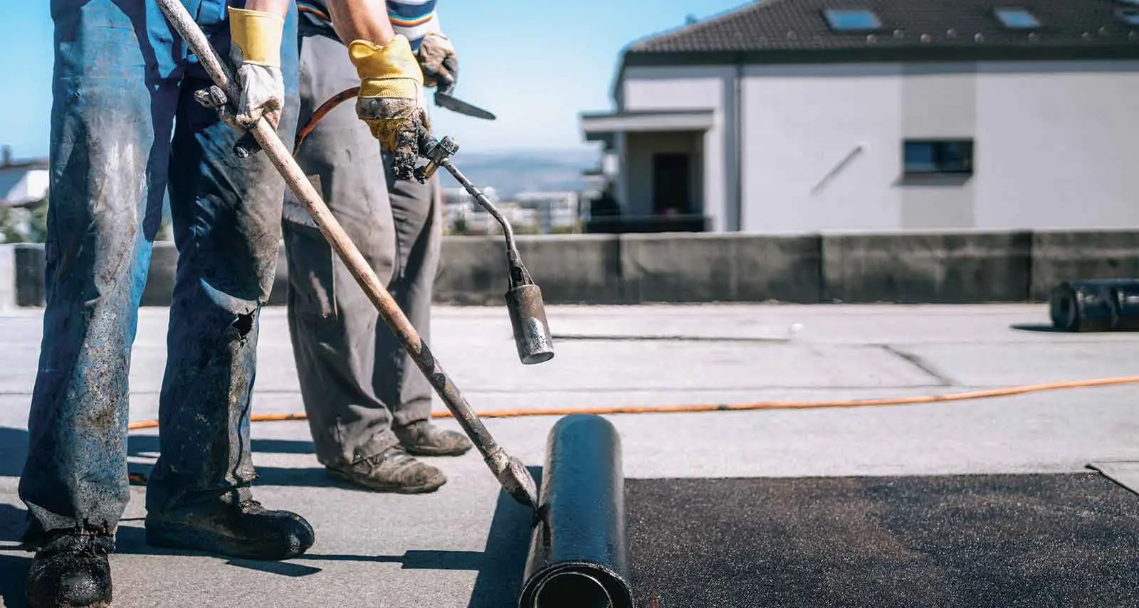 Damaged flat roof covering: your replacement options