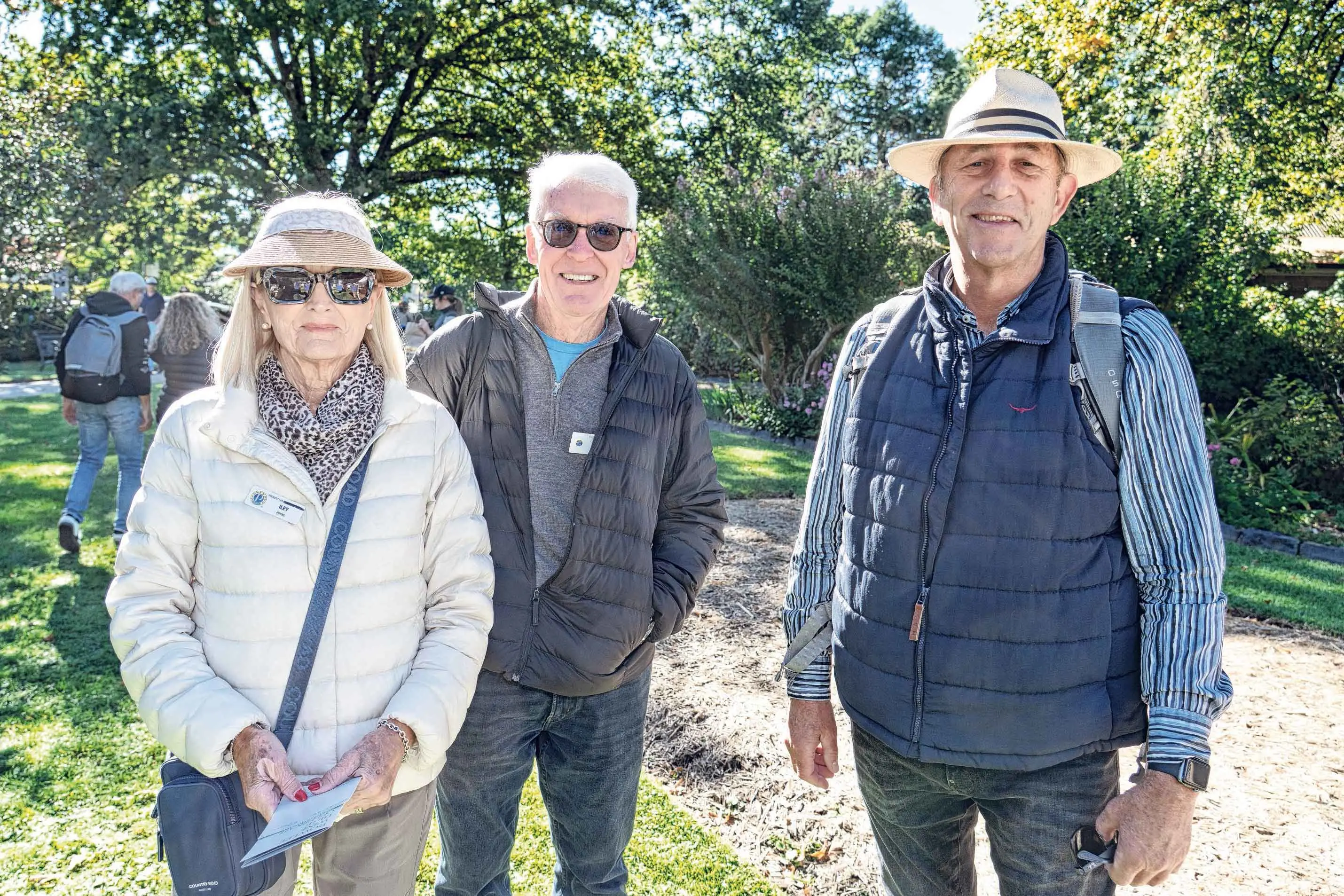 <p>Iley and Wayne Jones with Phil Barnes from Sydney. Photo: Orange City Life. </p>\\n