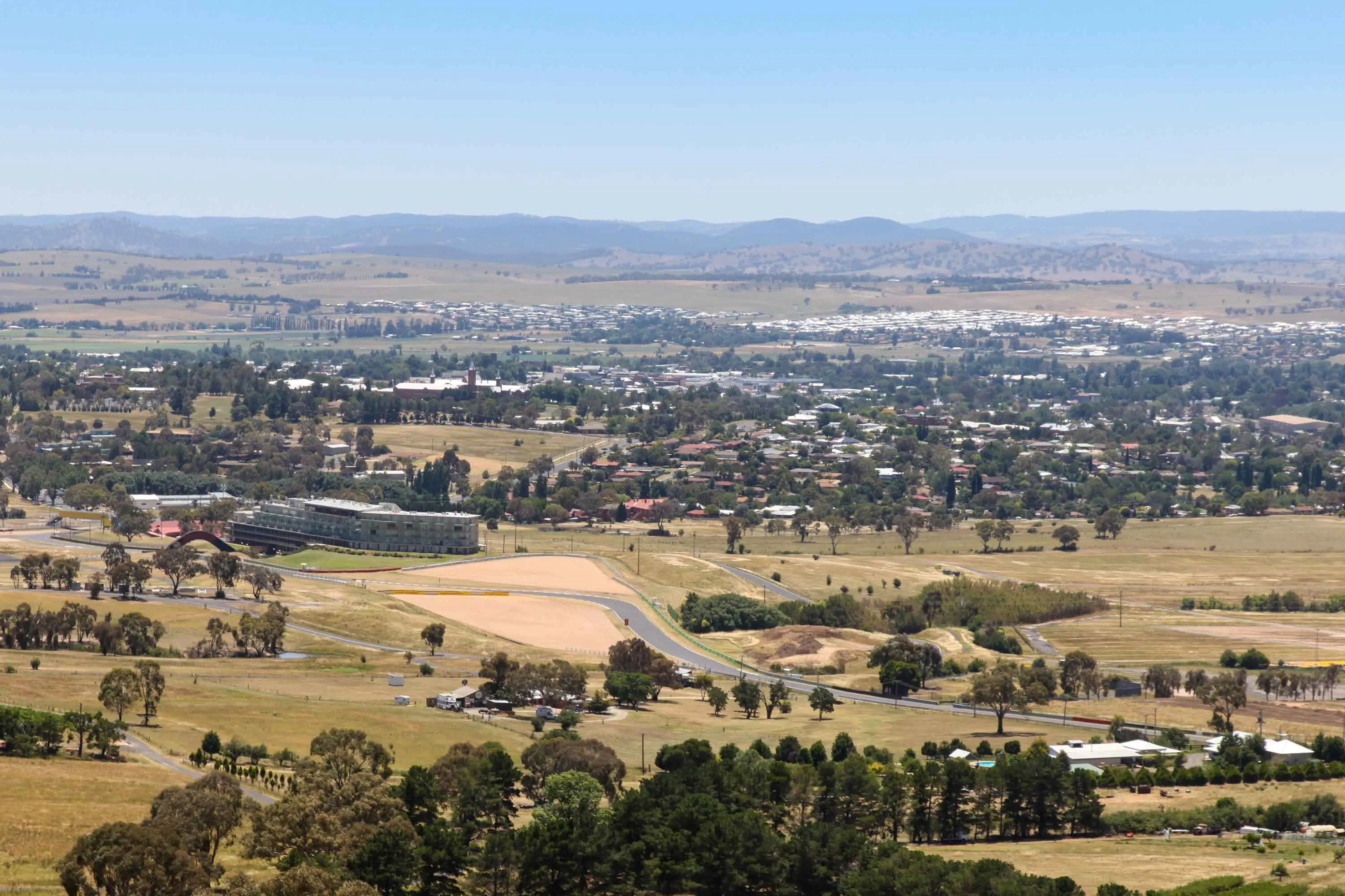 <p>Australians are flocking to inland regions where house prices are now outpacing the capital cities. Photo: Bigstockphoto</p>\\n