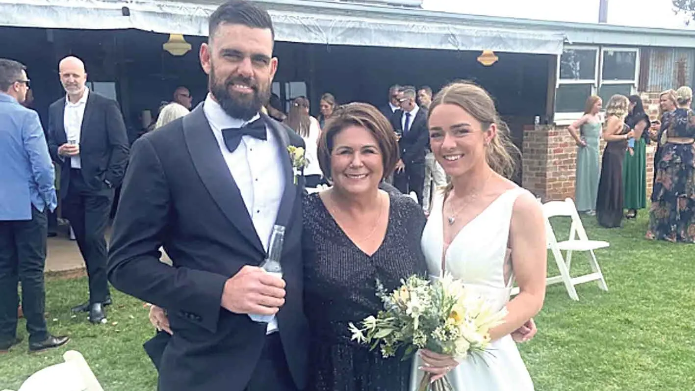 Celebrant and cake-maker: Donna your wedding go-to