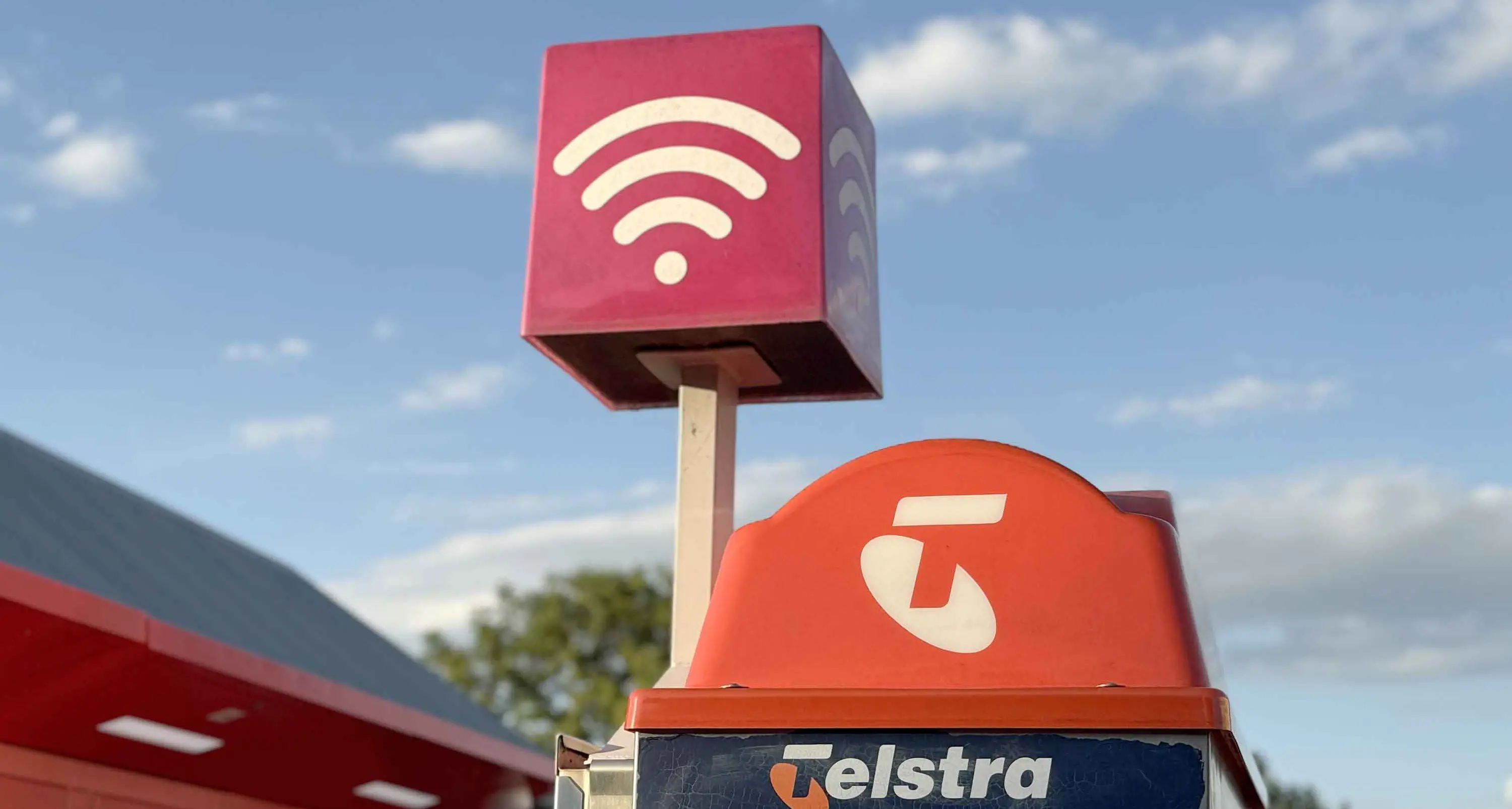Chaos as Telstra outage halts trains, transactions, 000