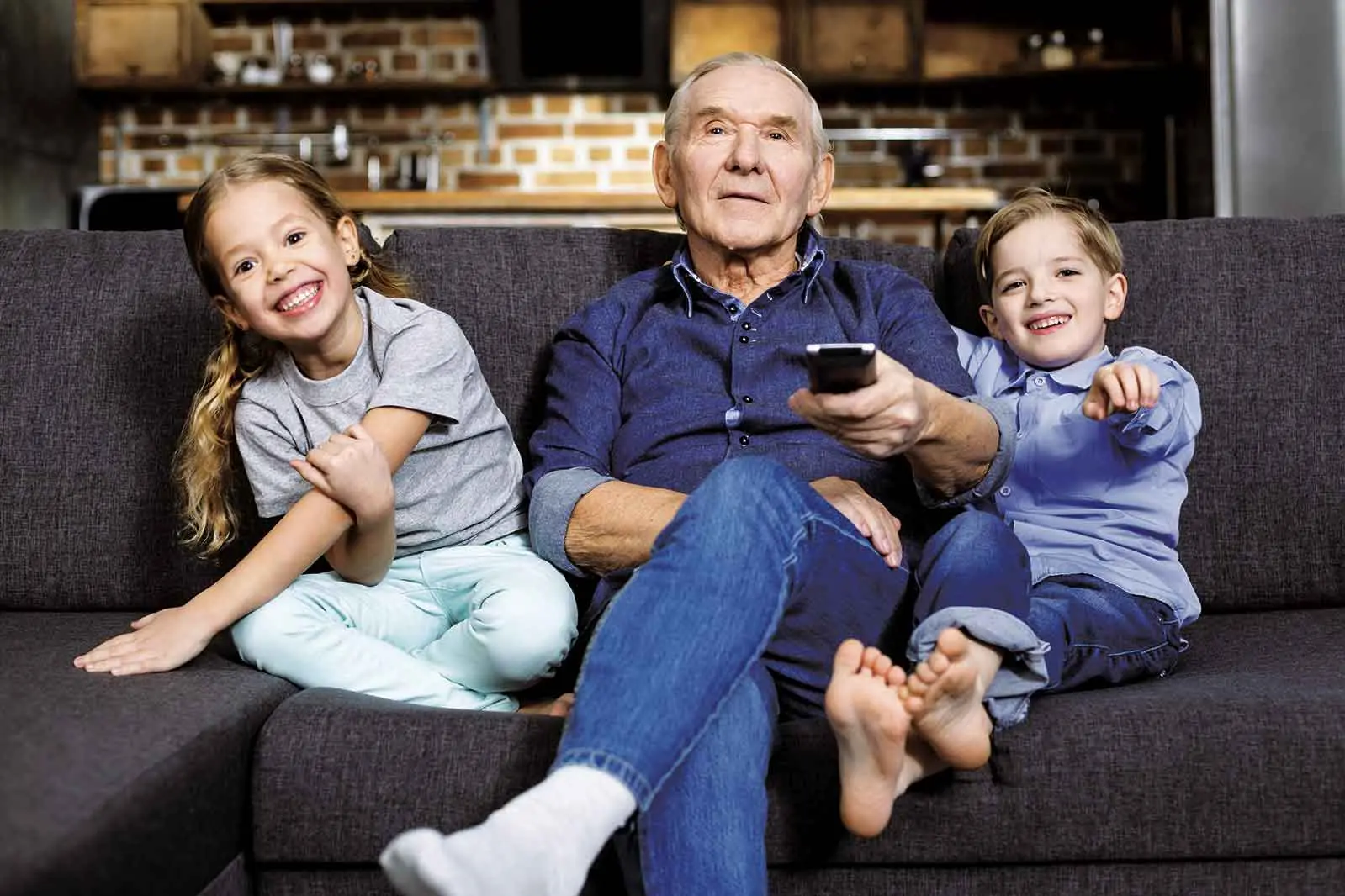 <p>Gentle communication, familiar activities and careful preparation can make visits with loved ones living with Alzheimer\\u2019s more meaningful.</p>\\n