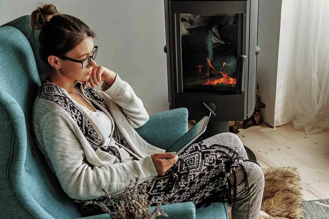 <p>Choose a fireplace based on heating needs, installation costs, safety, efficiency and maintenance requirements.</p>\\n