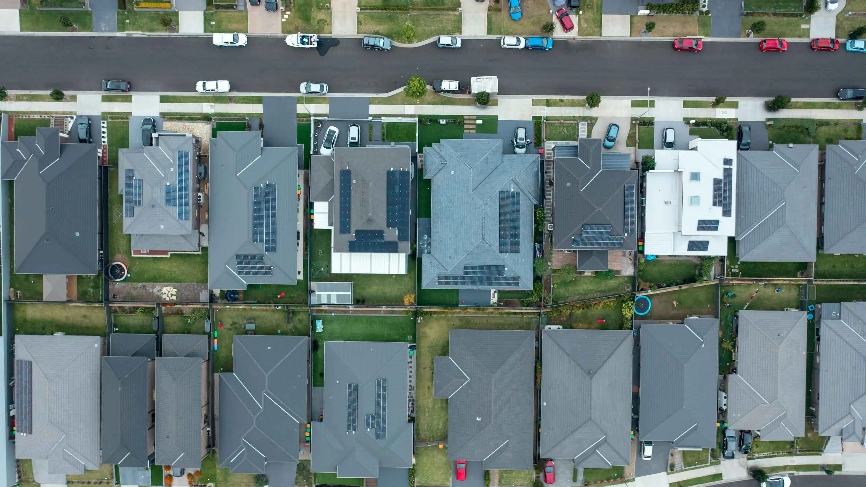Home sellers still reap huge profits but cracks appear