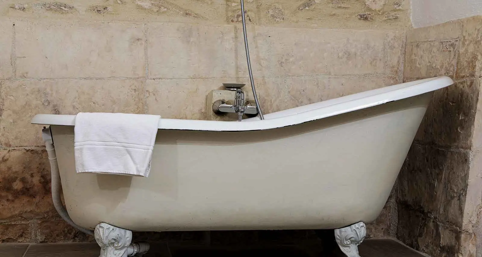 How to give an enamelled cast-iron bathtub a new lease on life