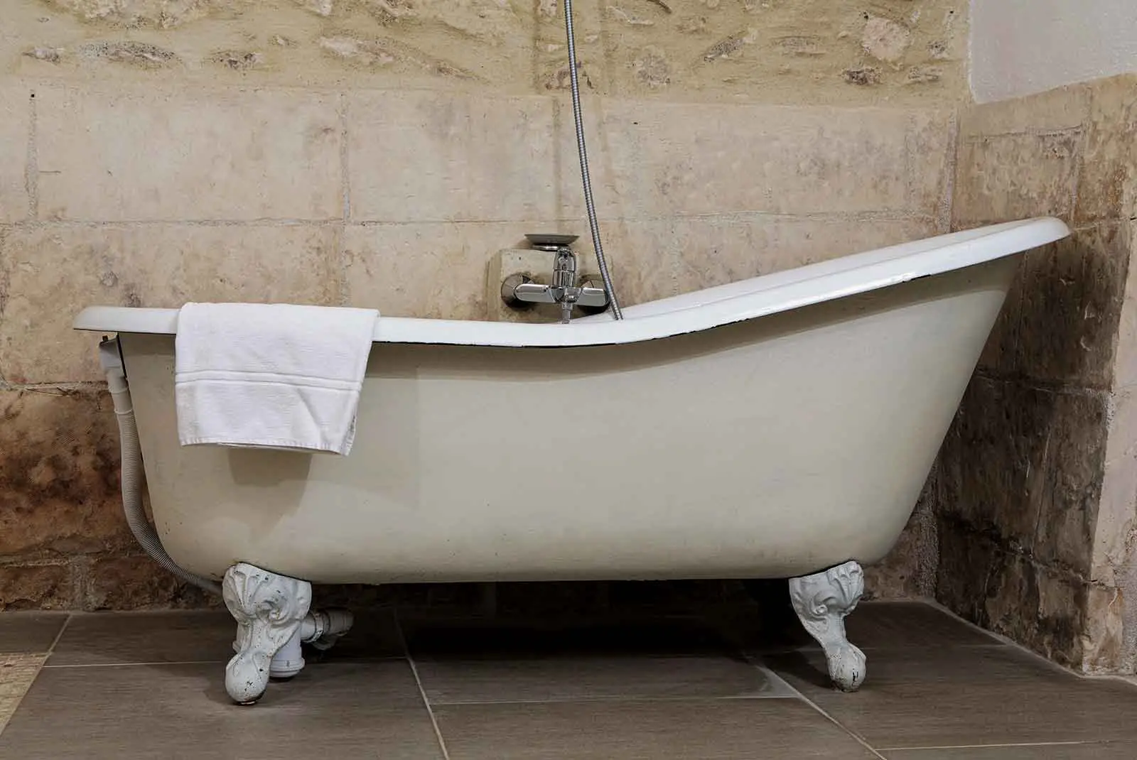 How to give an enamelled cast-iron bathtub a new lease on life